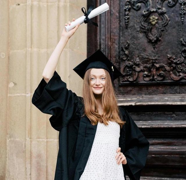 The first public indication of Tina’s rejection came on the day of her high school graduation. 