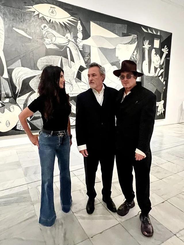 The most striking aspect of Johnny Depp’s new look was how effortlessly he embodied simplicity and calmness.