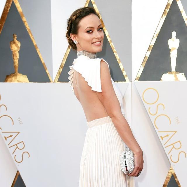 The understated elegance of Olivia Wilde’s ivory gown that stole the spotlight.