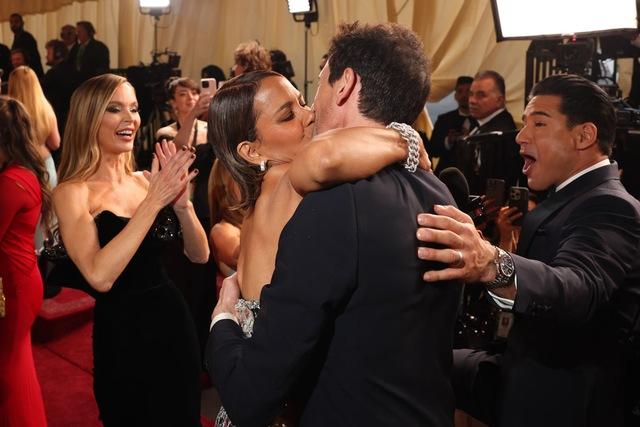 Berry, with a playful smirk, leaned in and planted a kiss on Brody’s lips—one that mirrored their iconic 2003 Oscars kiss.