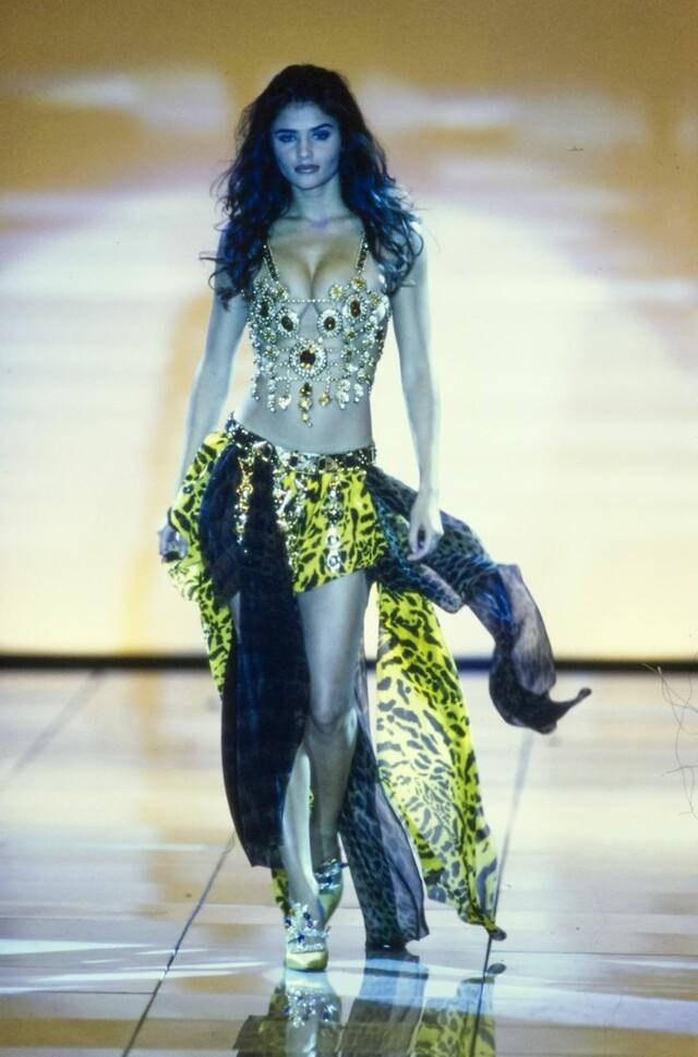 Dominating the 90s Fashion Scene: Helena’s Ascent to Supermodel Status