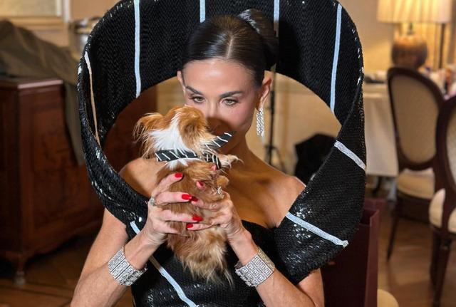 Demi Moore surprised everyone with a delightful addition—her pint-sized dog, Pilaf, who was dressed in a custom mini necktie to match the gown