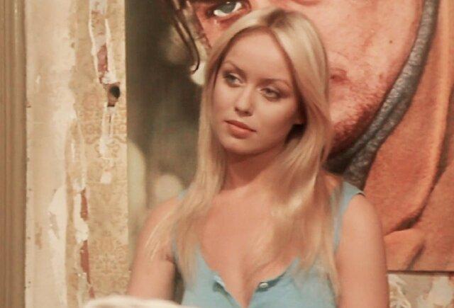 Gloria’s journey into the world of glamour began when she won the prestigious title of Miss Teenage Italia