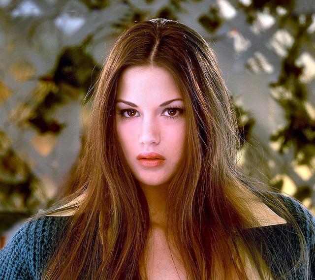 Her early years were filled with curiosity and a desire to explore the arts.