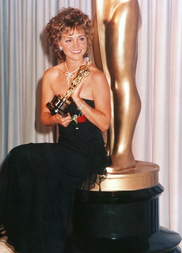 She won her second Oscar for Places in the Heart, a film that showcased the delicate balance of vulnerability and strength that became her signature. 