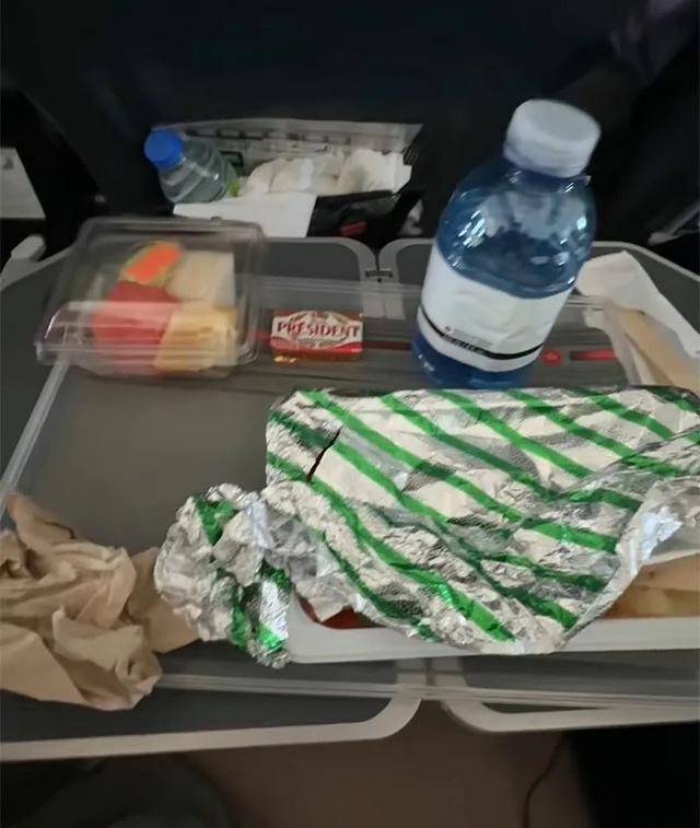 What started as a complaint about airline meals quickly turned into a topic of global conversation, with many viewers calling for an explanation from Air Canada.