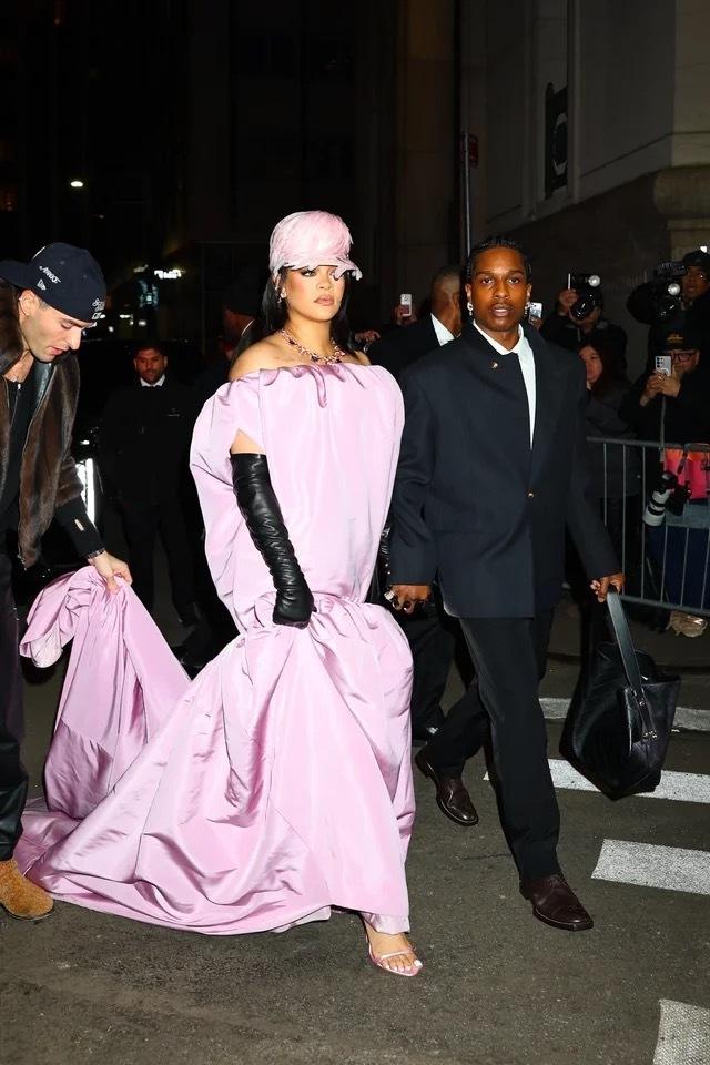 While some may have found Rihanna’s look impractical or odd, others enjoyed the nostalgia and humor the outfit evoked