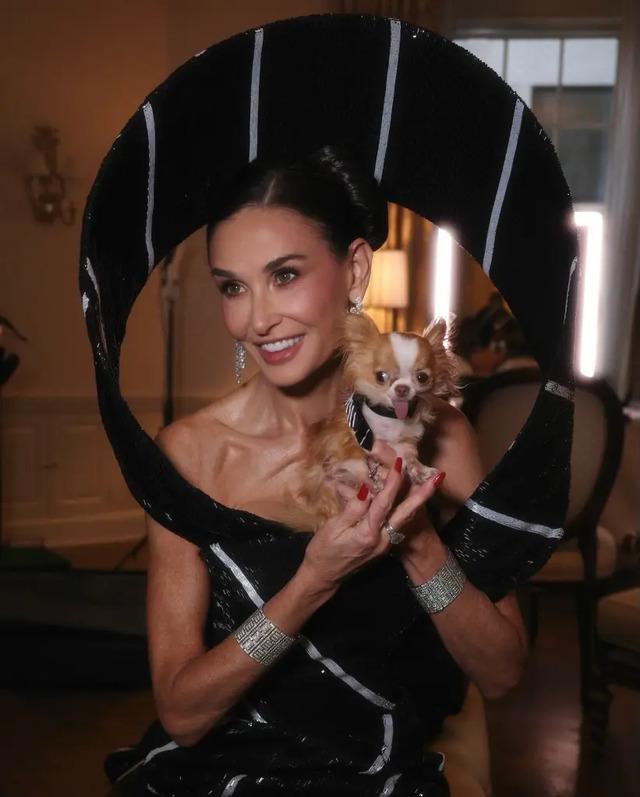 While the gown was undoubtedly the star of the evening, Pilaf’s matching outfit brought a playful, endearing element to the whole presentation