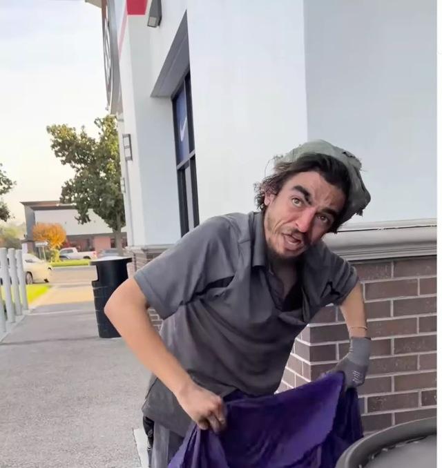 As the fan in the video realized who Chase was, the tone of the exchange shifted into something deeply uncomfortable for many viewers.