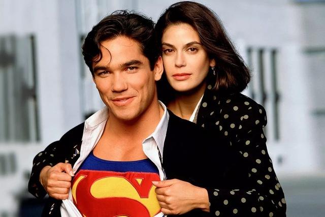 The chemistry between Hatcher and her co-star, Dean Cain, who played Superman, was undeniable.