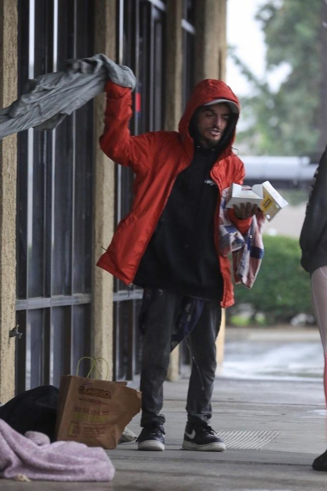 Watching that same actor today forces a question that the entertainment industry rarely wants to answer: How does someone go from childhood fame to homelessness? 