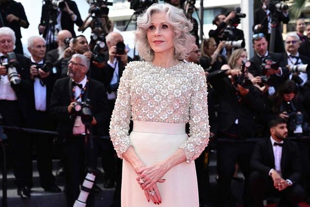 With a quiet, confident stride, Fonda seemed to capture the very essence of what it means to be a Hollywood icon.