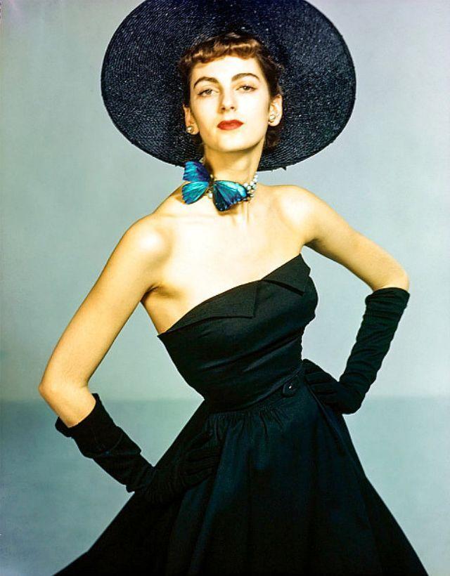 Discovered at the tender age of 13 by the wife of photographer Herman Landschoff, Carmen’s first test photos were deemed unsuccessful.