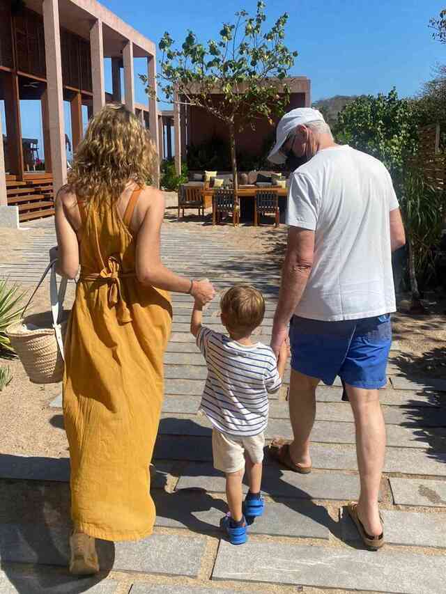 At 69, Gere maintains his signature charm while standing alongside the radiant Silva, embodying a partnership built on mutual respect.