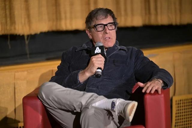 Director David O. Russell keeps the spotlight firmly on character identity rather than cinematic spectacle