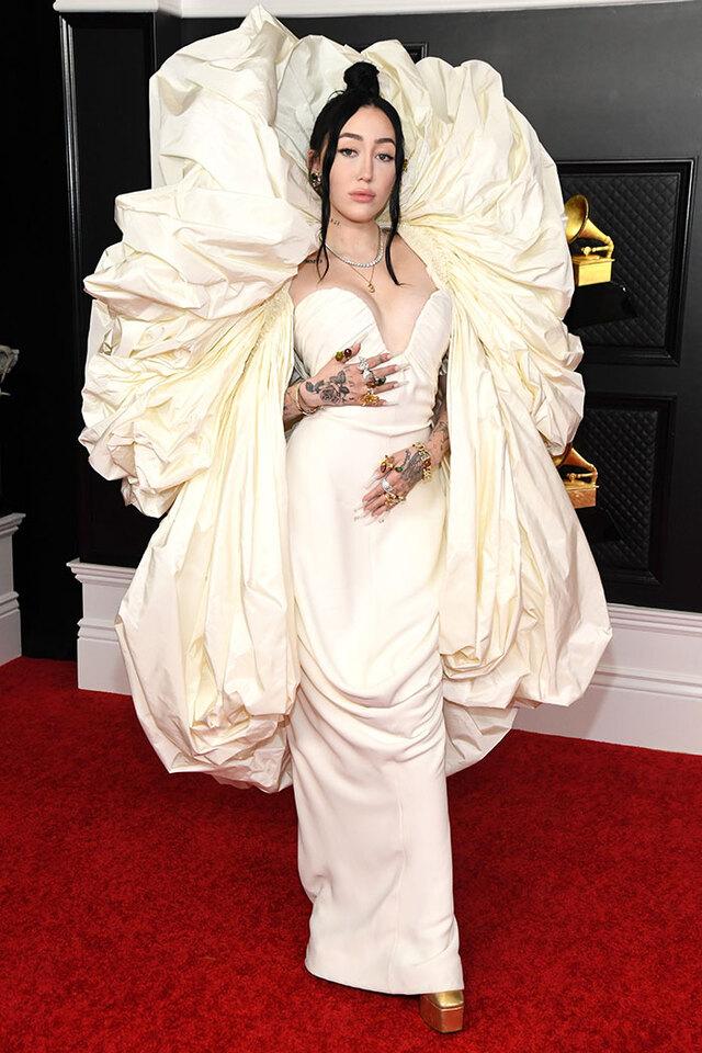 Noah Cyrus (2021) wore a Schiaparelli couture gown with a massive ruffle halo that resembled a luxury comforter.
