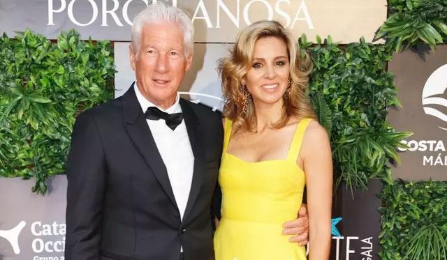 Richard Gere and his wife, Alejandra Silva, radiate confidence and a deep bond during a formal appearance.