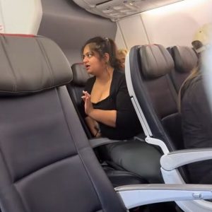 Applause at 30,000 Feet: The Viral Takedown of a Loud Passenger Who Learned the Hard Way that Silence is Non-Negotiable