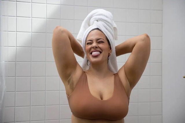 Ashley Graham continues to champion every inch of the female body by embracing her natural state.