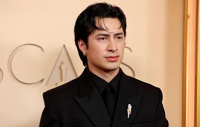 Hudson Williams’ blunt, one-word answer on the red carpet left many viewers feeling disgusted by the lack of class.