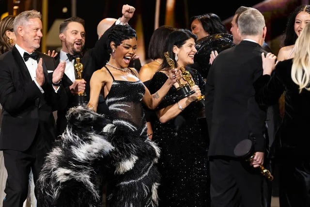 Teyana Taylor’s high-energy sprint to the stage during the Best Picture victory divided the internet's opinion.
