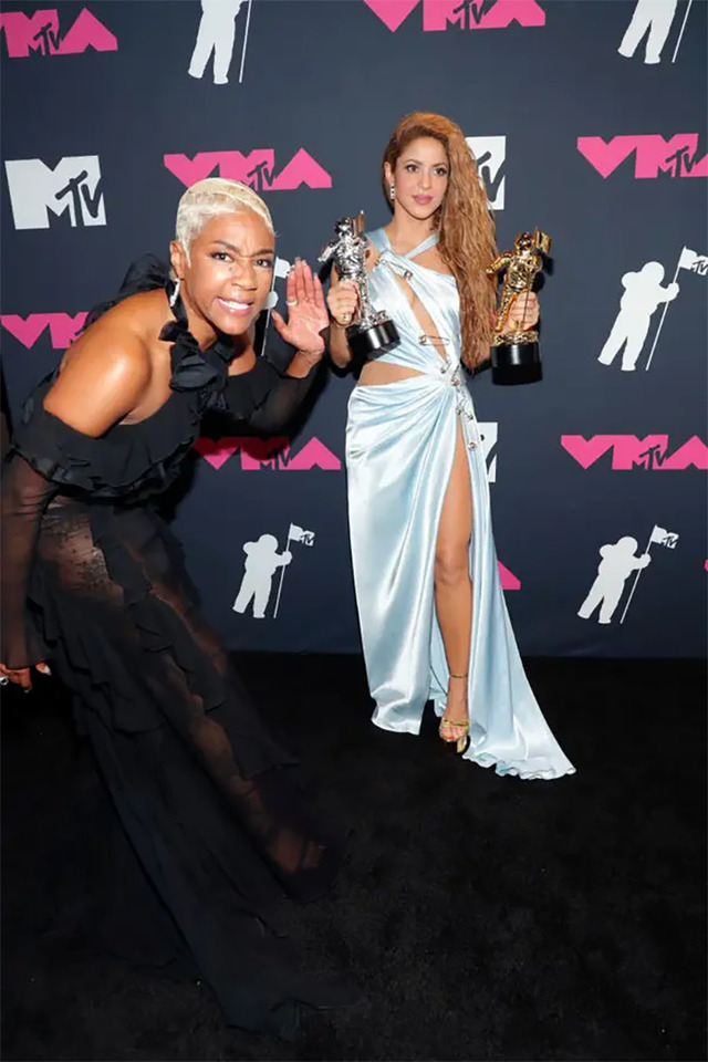 Tiffany Haddish's persistent photobombing creates an awkward moment for Shakira.