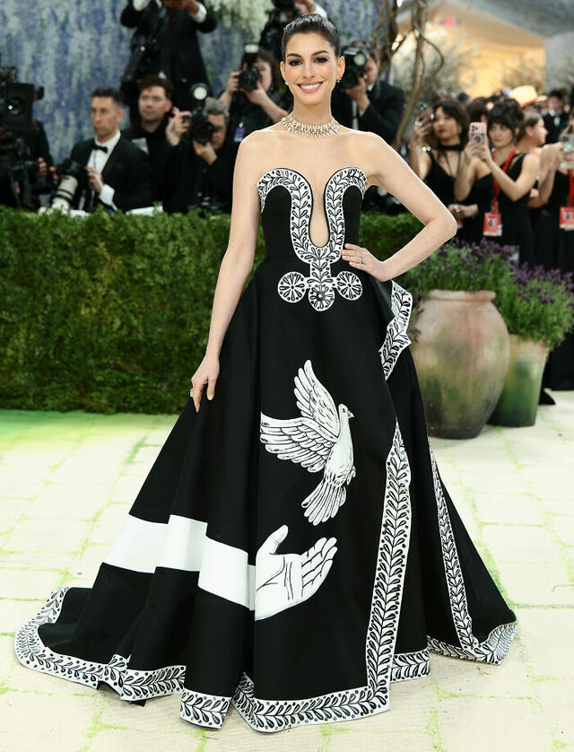 Anne Hathaway: A Michael Kors masterpiece inspired by Grecian urns.