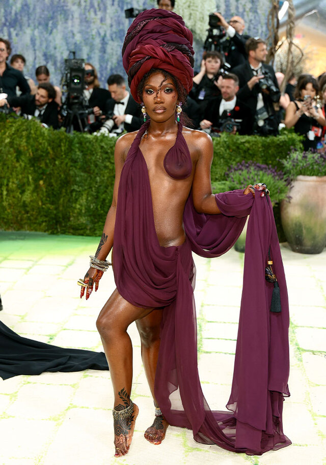 Doechii struggled to maintain elegance in a disjointed draped plum disaster.