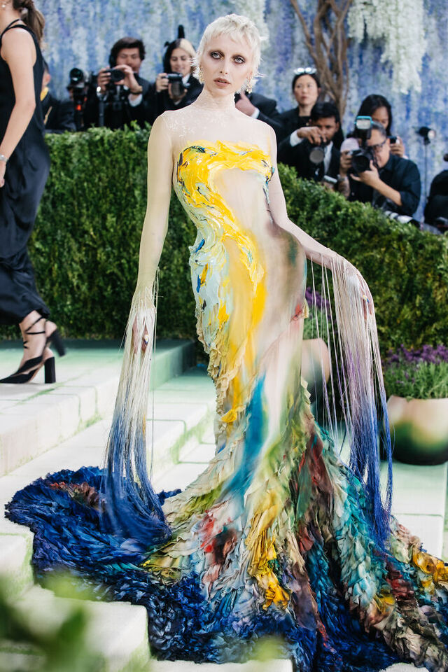 Emma Chamberlain: Walking art featuring a 40-hour hand-painted Mugler gown.