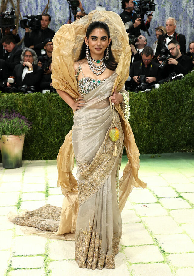 Isha M. Ambani: 1,200 hours of Indian artistry featuring a sculptural mango accessory.