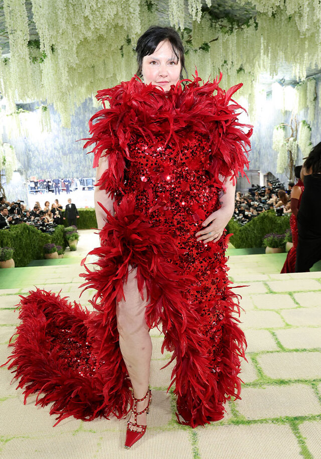 Lena Dunham was almost entirely consumed by a mountain of Valentino feathers.