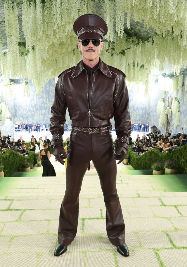 Luke Evans suffered from a leather-clad identity crisis on the museum steps.