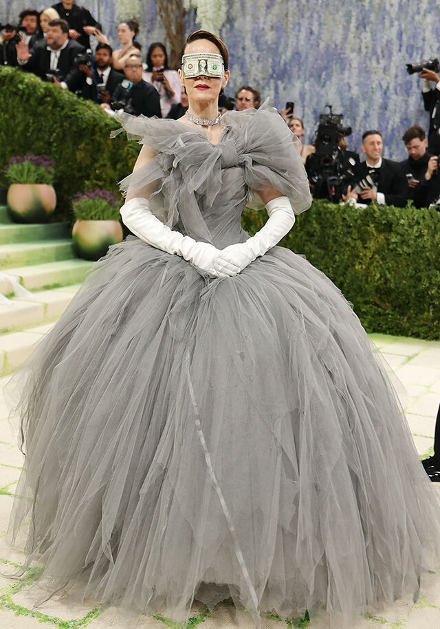 Sarah Paulson made a blindingly confusing statement with a dollar-bill mask.