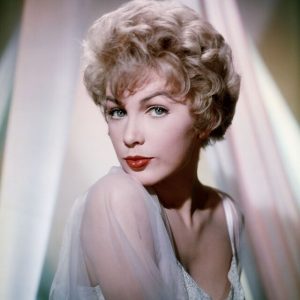 The Golden Versatility of Stella Stevens: From Mississippi Roots to Hollywood Royalty