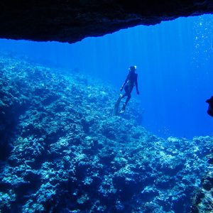 The entrance to the Thinwana Kandu cave system, located 47 meters below the surface.