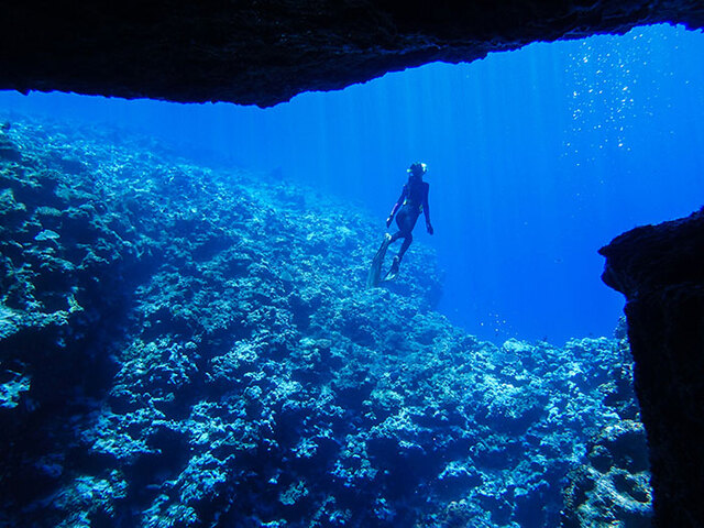 The entrance to the Thinwana Kandu cave system, located 47 meters below the surface.