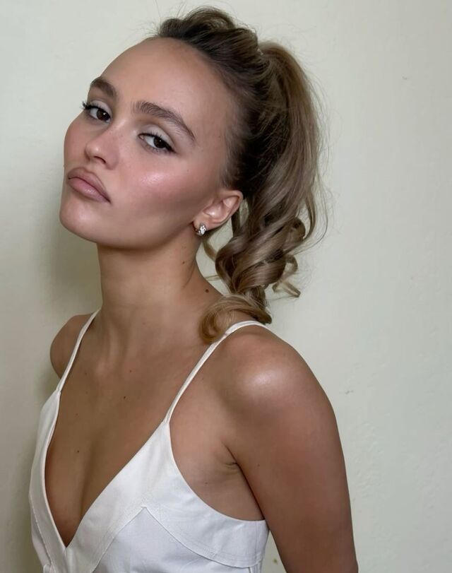 Prominent figures such as actress Lily-Rose Depp has consistently integrated these moody, anti-perfection styles into their public personas and high-fashion red carpet appearances.